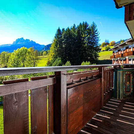 Cortina Wood - A Short Walk From The Center Appartamento